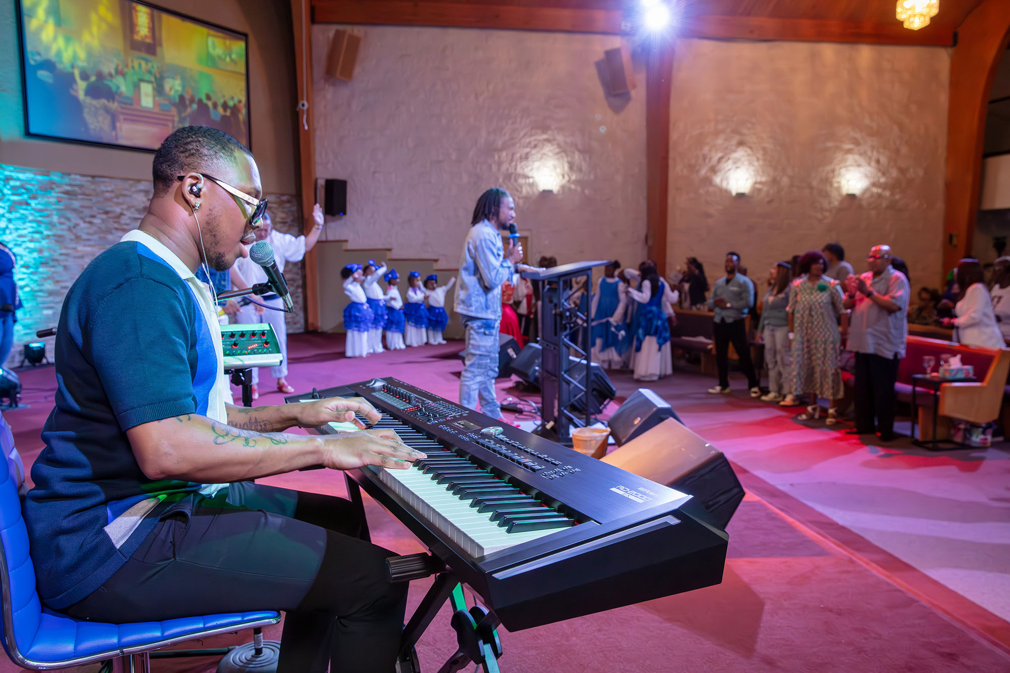 RD-2000EX_Premium-V-Piano-Expression_SundayService_2.jpeg